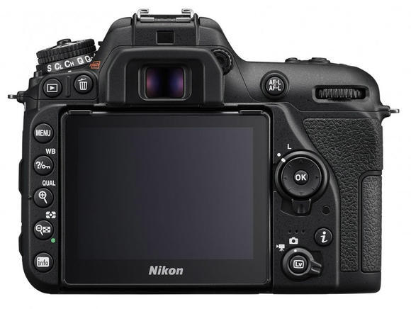 Nikon D7500 + 18-140 mm VR4